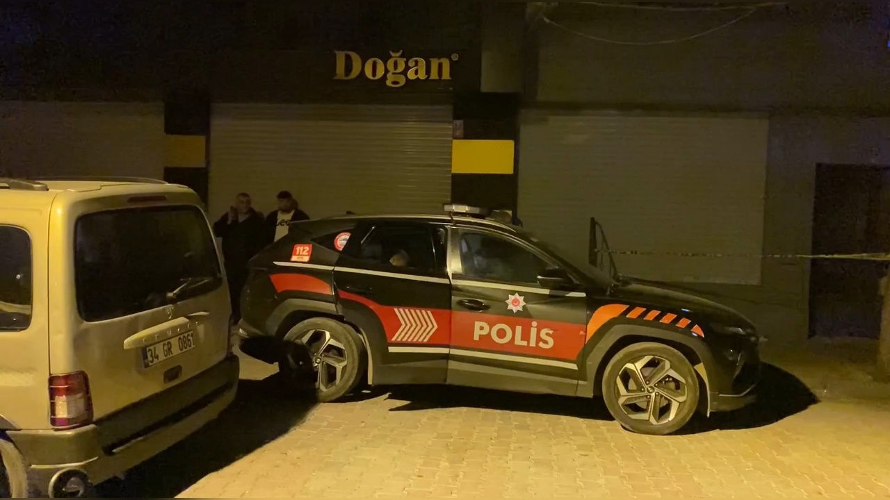 Zeytinburnu'nda Eşini Silahla Vuran Kişi İntihar Etti