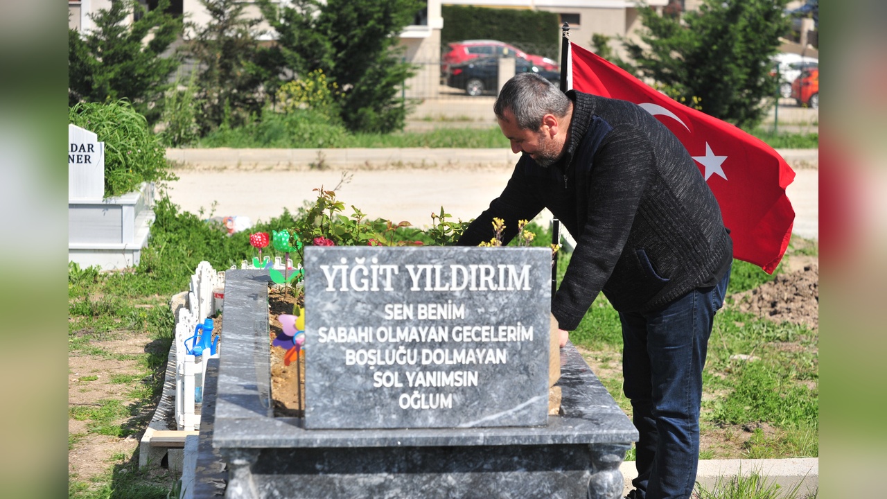 Genç Yaşta Kaybedilen Oğlunun Mezarı Başında Günlük Rutinlerine Devam Ediyor