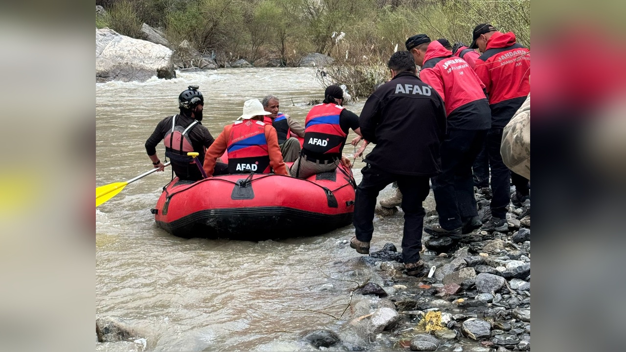 Zap Nehri Su Seviyesi Yükseldi, Mahsur Kalan Dört Kişi Botla Kurtarıldı