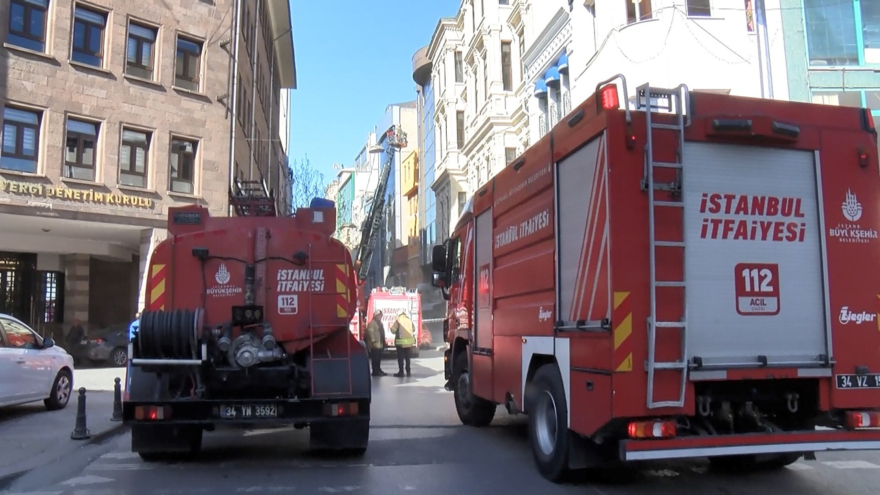 Karaköy'deki Ayakkabı Deposu Yangını İstanbul'u Sarstı