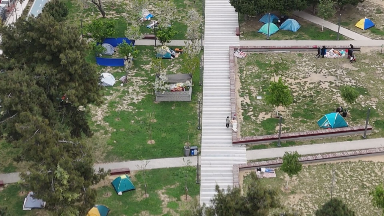 İstanbul'da Deprem Sonrası Vatandaşlar Geceyi Çadırlarda Geçiriyor