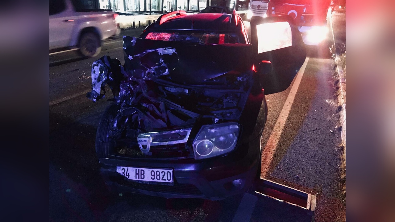 İzmir'de Otomobil Traktöre Çarptı: Bir Kişi Hayatını Kaybetti, İki Kişi Yaralandı