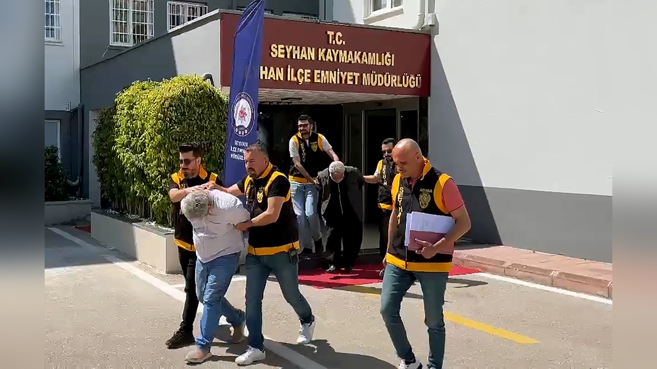 İzmir'de Evde 11 Ruhsatsız Silah Ele Geçirildi: Şüpheli 'Çocukluktan Beri Biriktiriyorum' Dedi