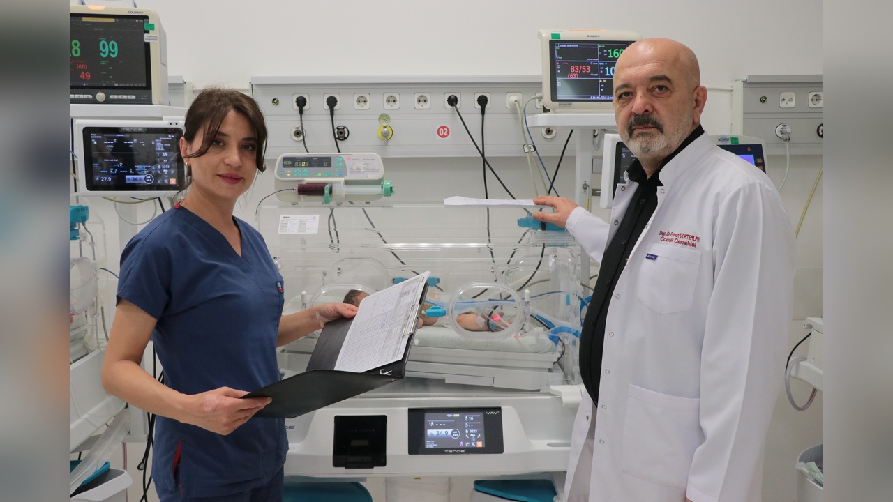 Manisa'da 30 Bin Doğumda Bir Görülen Hastalıkla Doğan Bebek Ameliyat Edildi