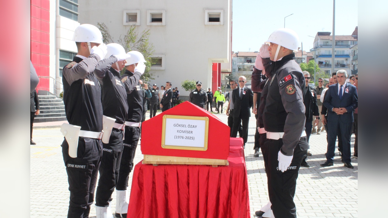 İzmir'de Halı Saha Maçında Kalp Krizi Geçiren Komiser Hayatını Kaybetti