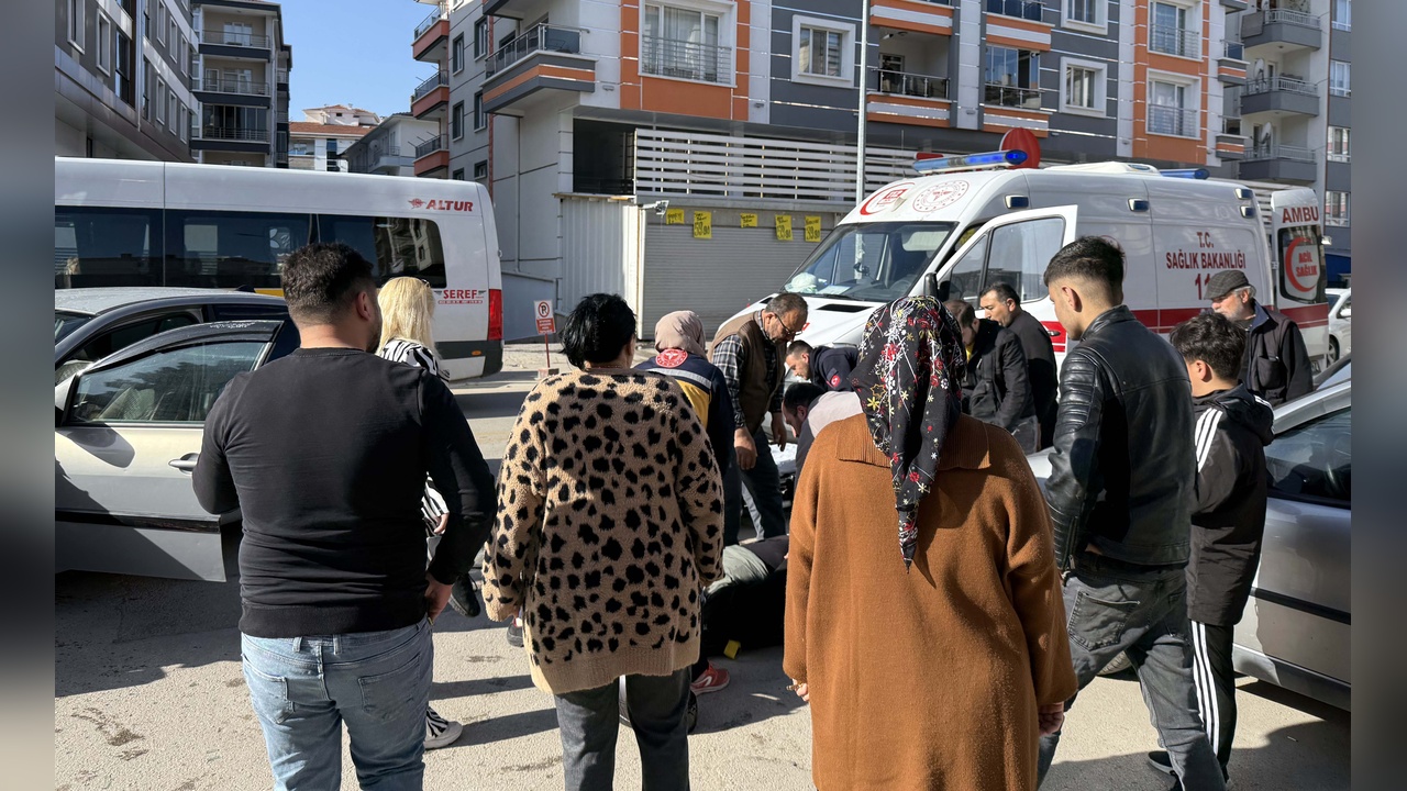İzmir'de 14 Yaşındaki Motosiklet Sürücüsü Otomobille Çarpıştı: İki Yaralı