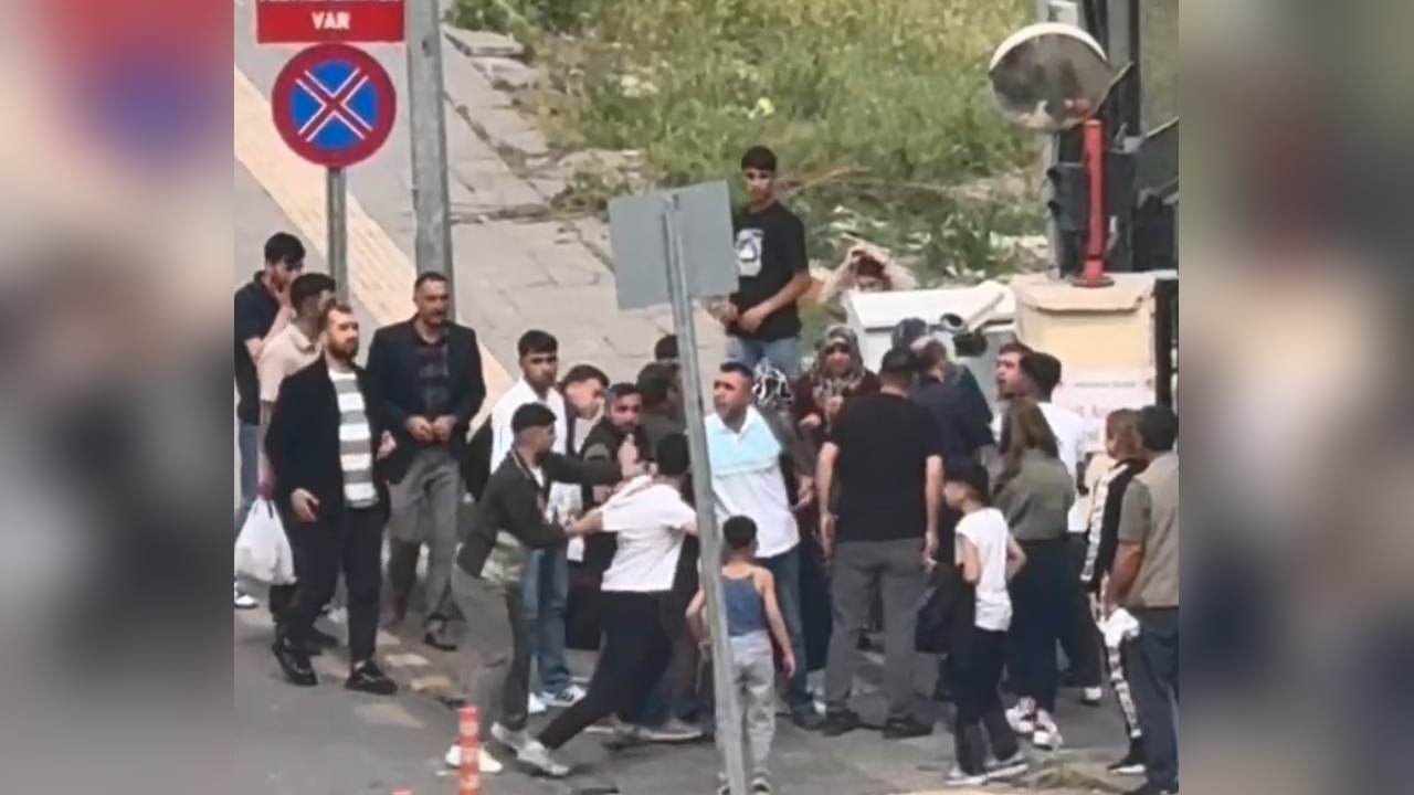 İzmir'de İki Aile Arasında Şiddetli Kavga Kameralara Yansıdı