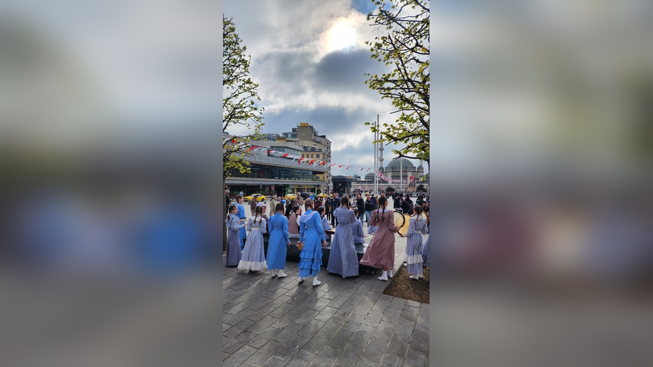 Tataristanlı Çocuklar Taksim’de 23 Nisan Kutlaması Düzenledi