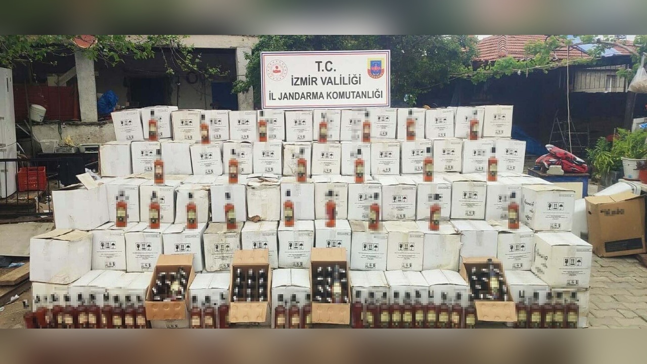 İzmir'de Kaçak İçki Operasyonu: Çok Sayıda Şişe Ele Geçirildi