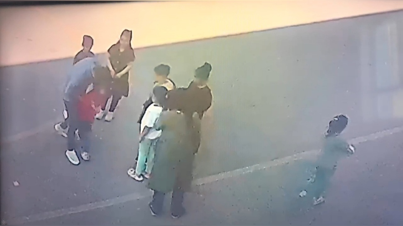 Öğrencisini Heimlich Manevrasıyla Kurtaran Öğretmen Güvenlik Kamerasına Yansıdı