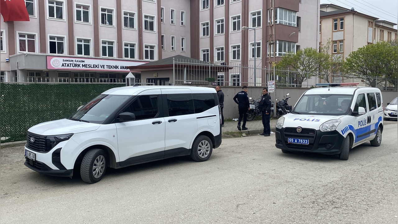 İzinsiz Giriş Yapan Öğrenciler Öğretmeni Darbetti