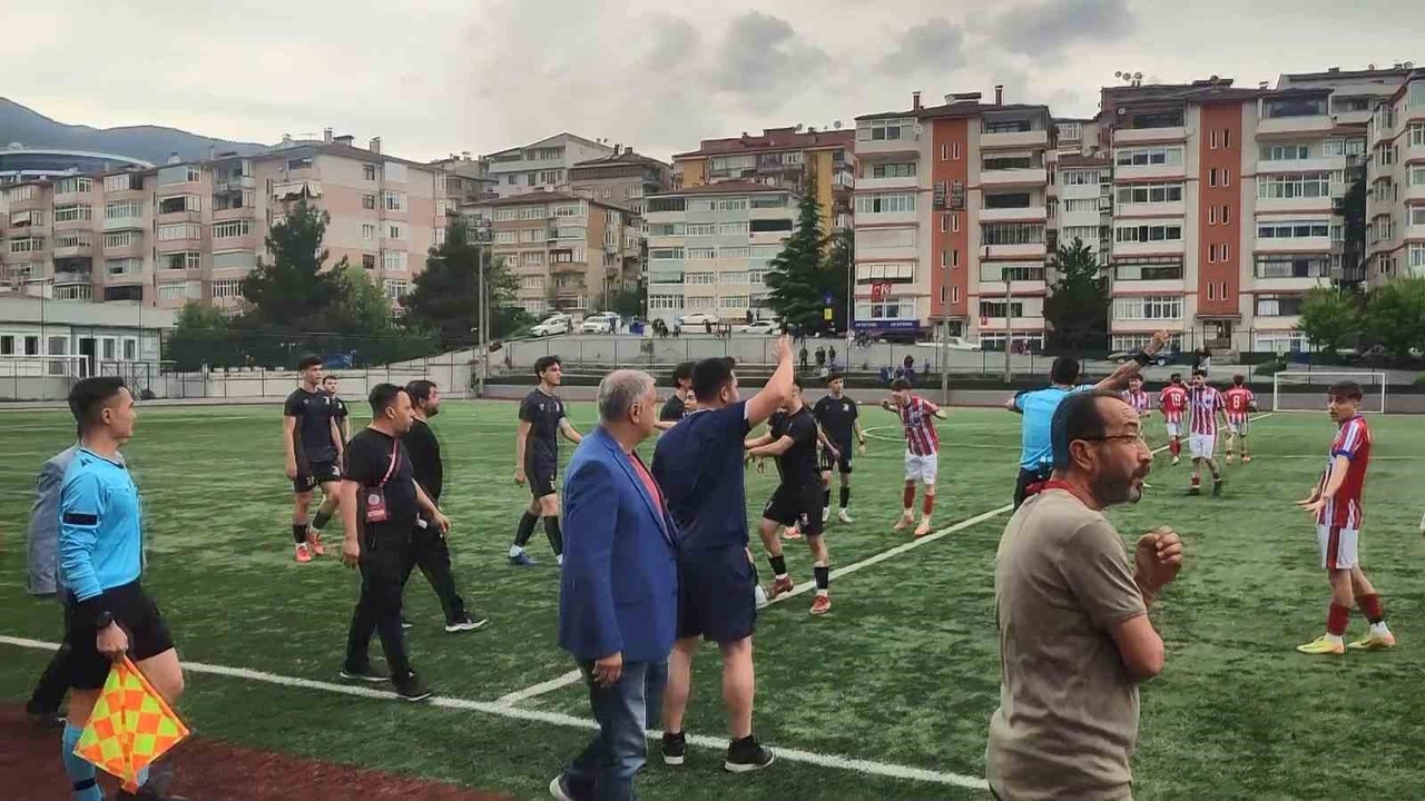 İzmir'de Futbol Maçı Sonrası Gerginlik: Gol Sevinci Çevreyi Karıştırdı