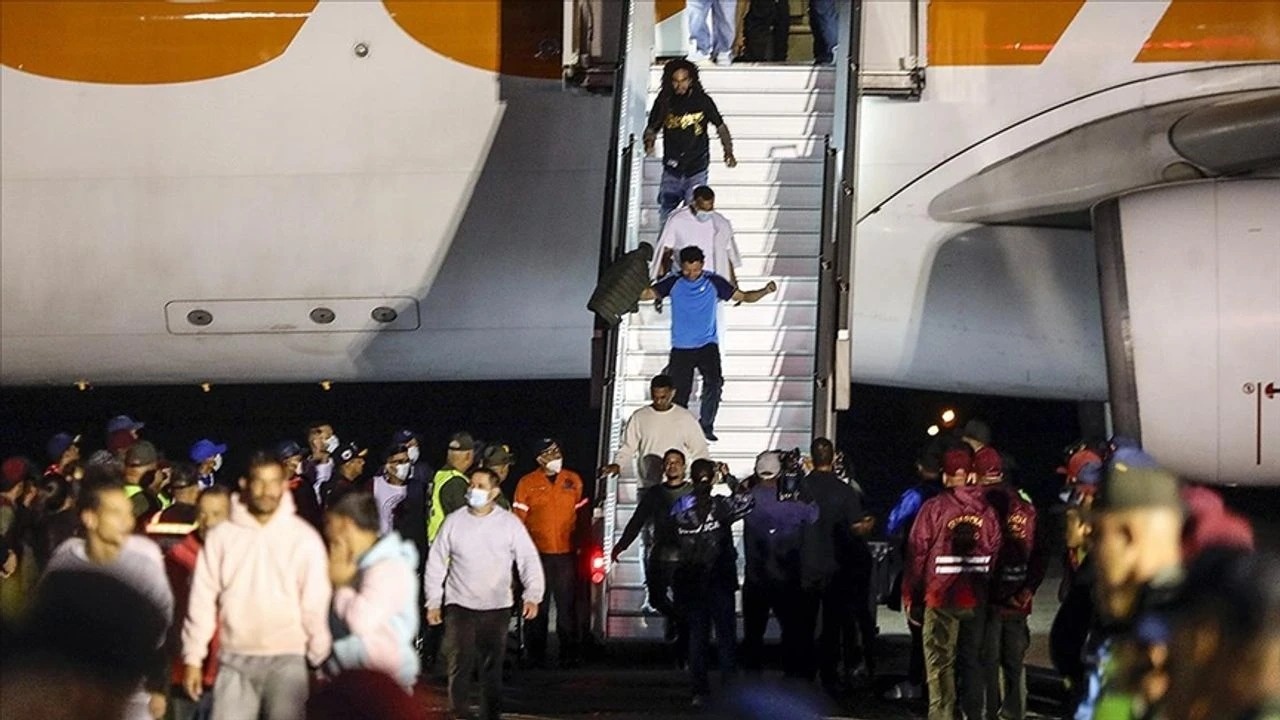 ABD'den Sınır Dışı Edilen 318 Venezuelalı Venezuela'ya Geri Döndü
