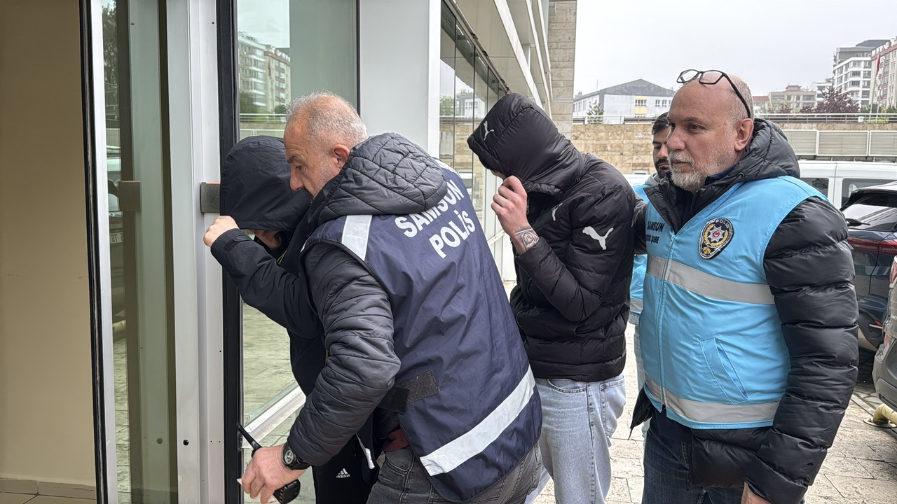 İzmir'de Öğretmene Saldıran 2 Şüpheli Adliyeye Sevk Edildi