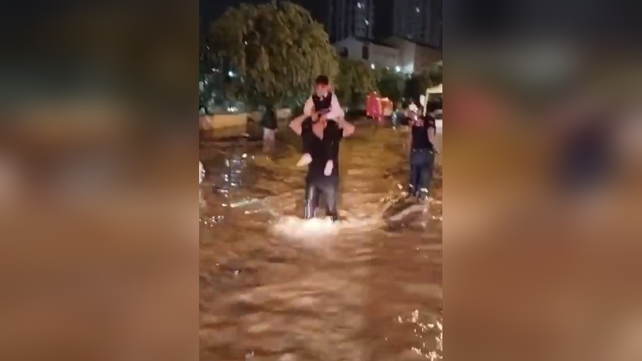 İtfaiye Ekipleri, Midibüste Mahsur Kalan Çocukları Güvenliğe Aldı