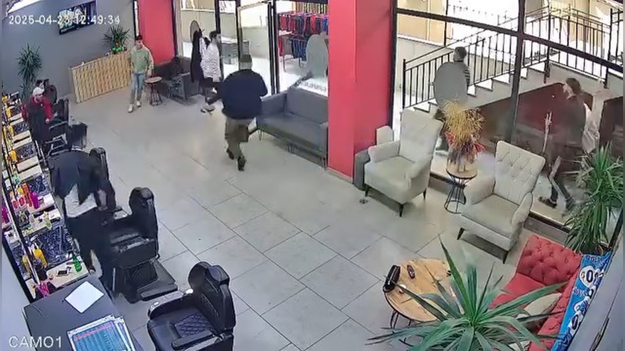 İstanbul Avcılar'da Deprem Anları Güvenlik Kameralarına Yansıdı