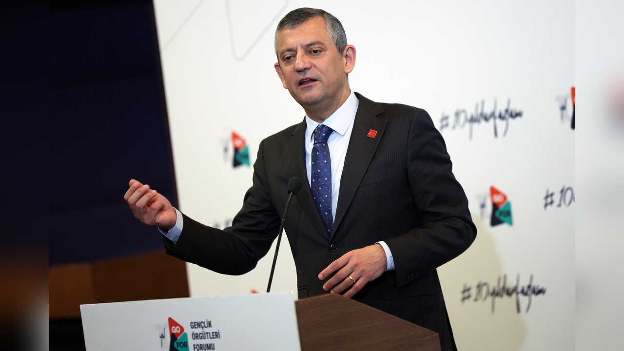 Özgür Özel, Gençlerle Bir Araya Gelerek Güncel Siyaset Konularını Tartıştı