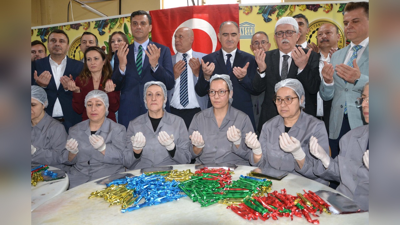 İzmir'de 8 Ton Mesir Macunu Dualarla Dağıtıldı