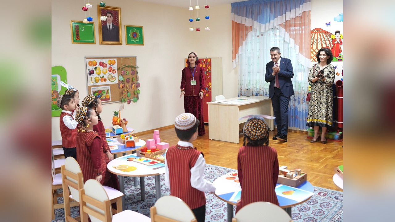Bakan Tekin Türkmenistan'daki Anaokulunu Ziyaret Etti