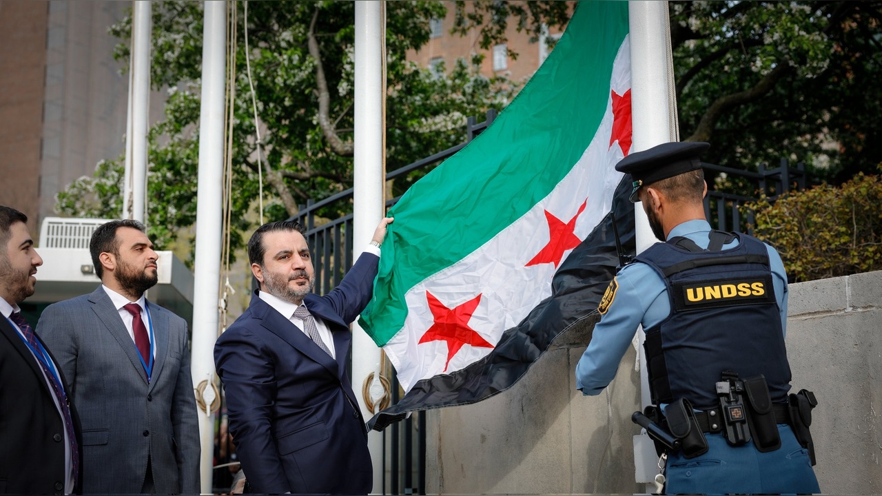 ABD'deki BM Merkezi'nde Suriye'nin Yeni Bayrağı Asıldı