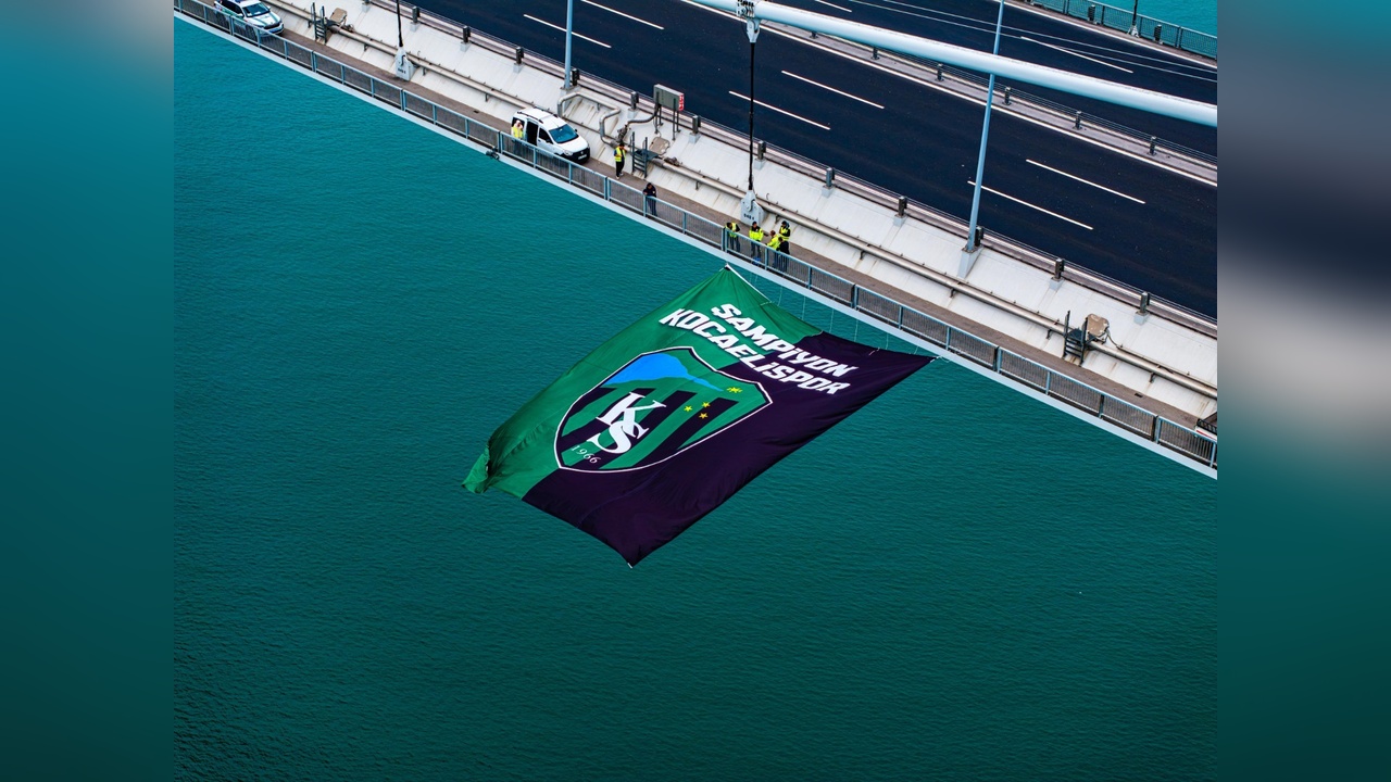 Osmangazi Köprüsü’ne Dev Kocaelispor Bayrağı Asıldı