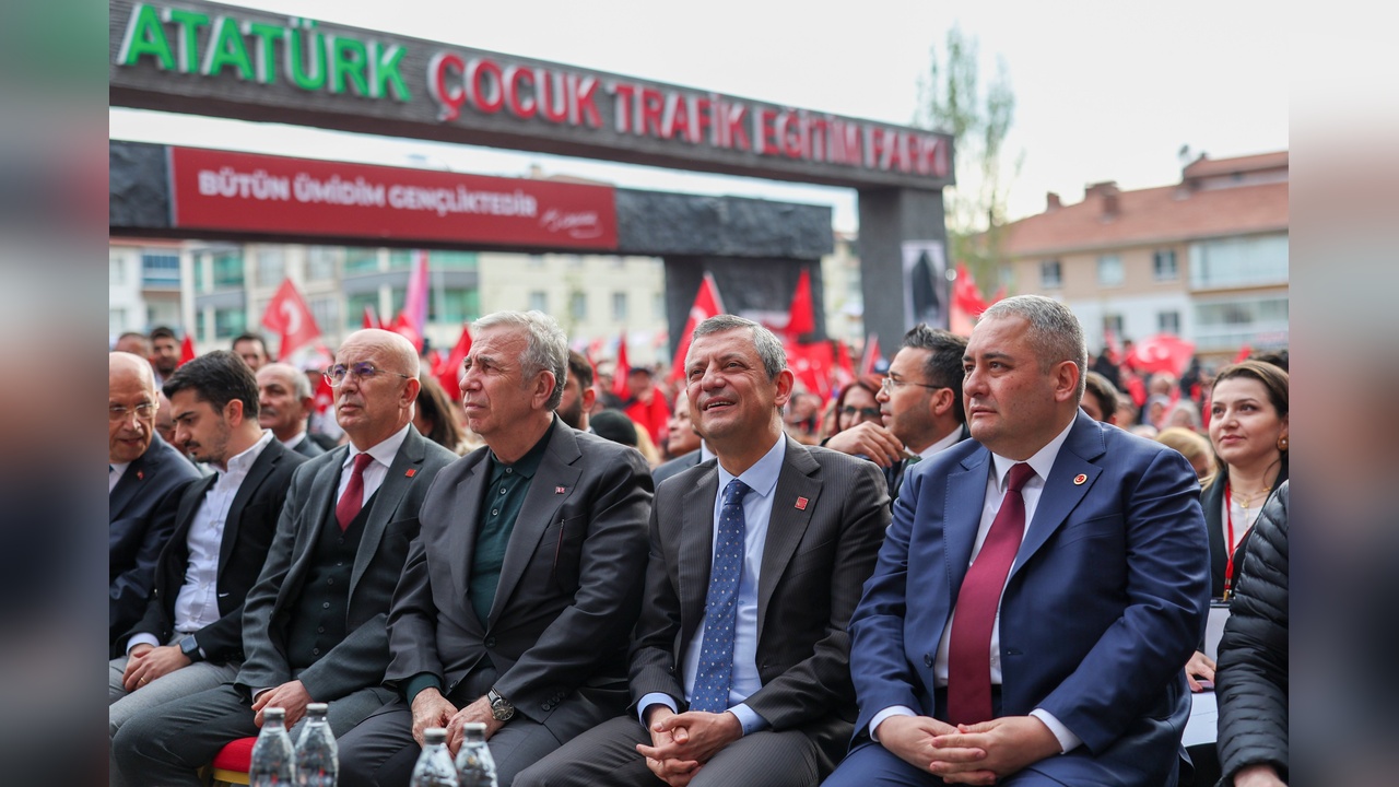 Özgür Özel'in Varlığında Başörtülü Kardeşinin Haklarını Savunmak Zorlaşıyor