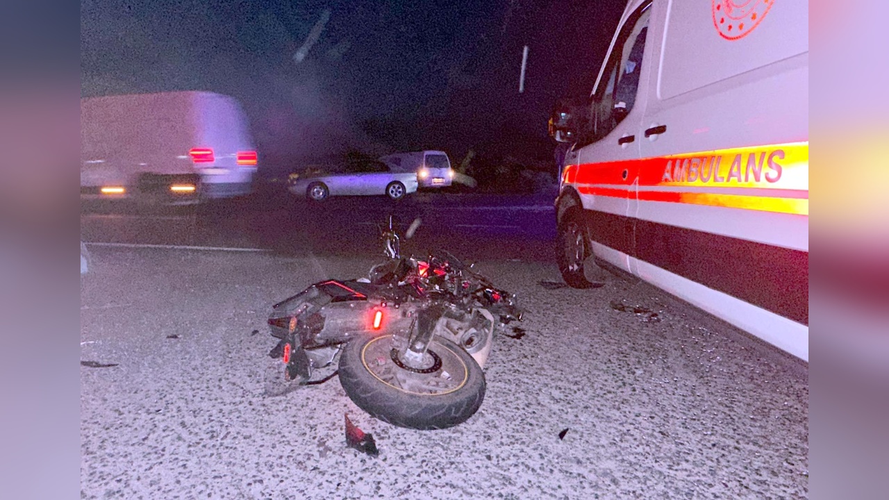 İzmir'de Hafif Ticari Araç ve Motosiklet Çarpıştı: Bir Ölü, Bir Yaralı