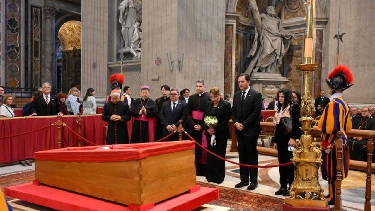 Papa Franciscus'un Cenazesi Vatikan'da Kaldırıldı
