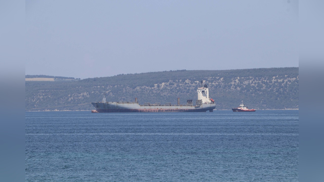 Çanakkale Boğazı'nda Arızalı Gemi Römorkörle Çekildi