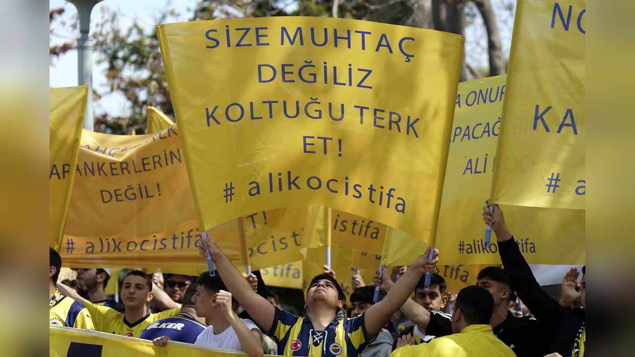 Fenerbahçe Divan Toplantısında Taraftarlardan Yönetime Protesto