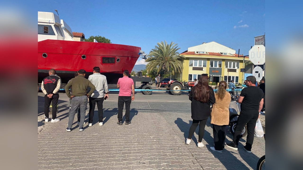 İzmir'de Traktörle Taşınan Tekneden Düşen Kişi Hayatını Kaybetti