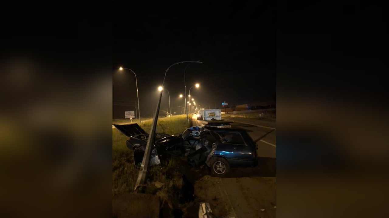 İzmir’de Otomobil Aydınlatma Direğine Çarptı: Bir Kişi Hayatını Kaybetti, Bir Kişi Yaralandı