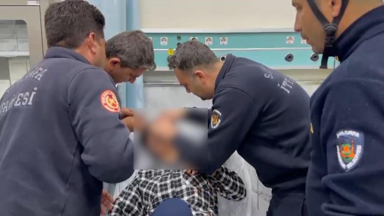 Şanlıurfa'da Göz Kapağı Fermuara Sıkışan Yasemin İtfaiye Tarafından Kurtarıldı