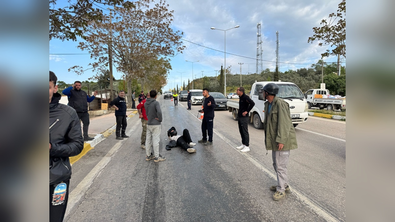Manisa'da Traktör Yağının Neden Olduğu Kazada 2 Kişi Yaralandı