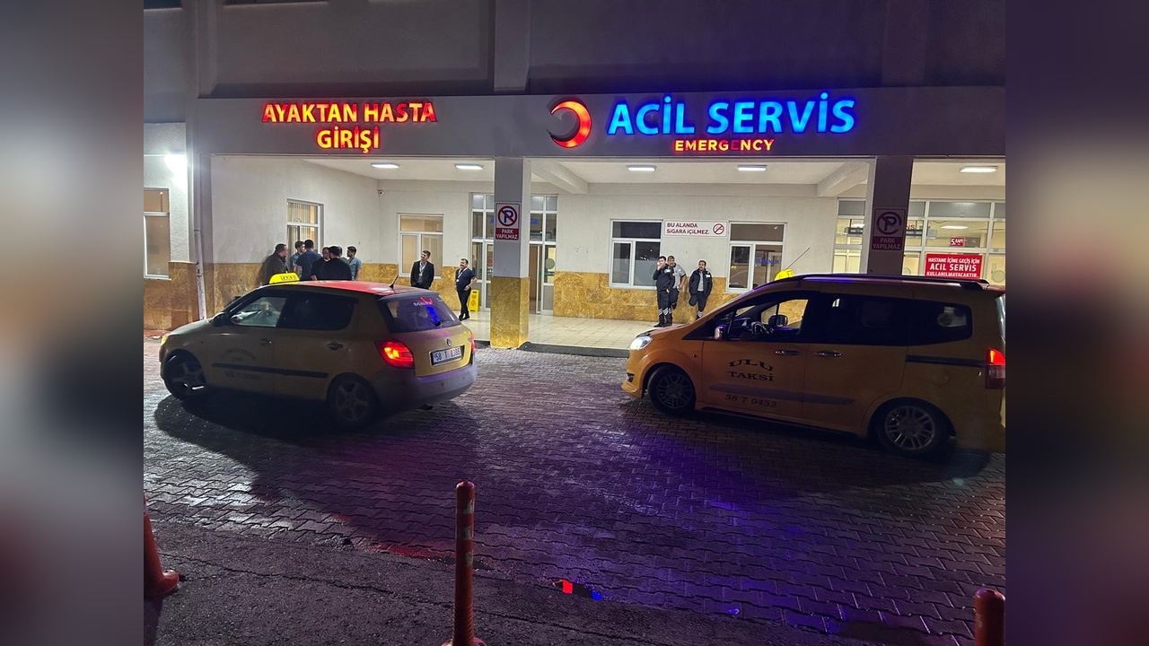 Sivas'ta 53 Üniversite Öğrencisi Gıda Zehirlenmesi Şüphesiyle Hastaneye Yatırıldı
