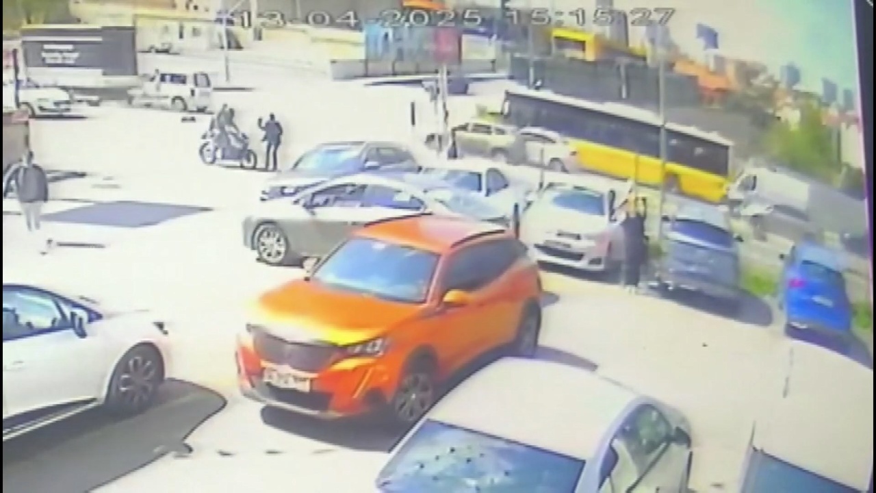 İstanbul Ataşehir'de Motosiklet Yayaya Çarptı: Güvenlik Kameralarına Yansıyan Anlar