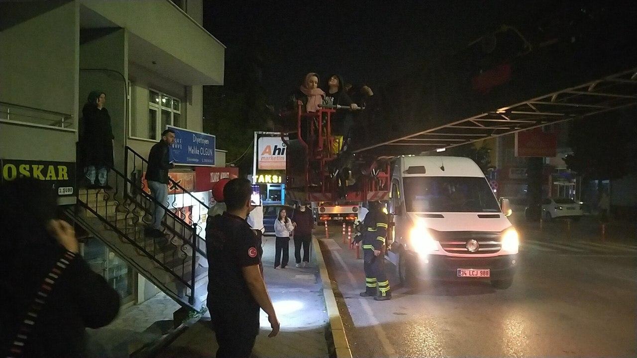 Kocaeli'de Binada Çıkan Yangında 17 Kişi Kurtarıldı