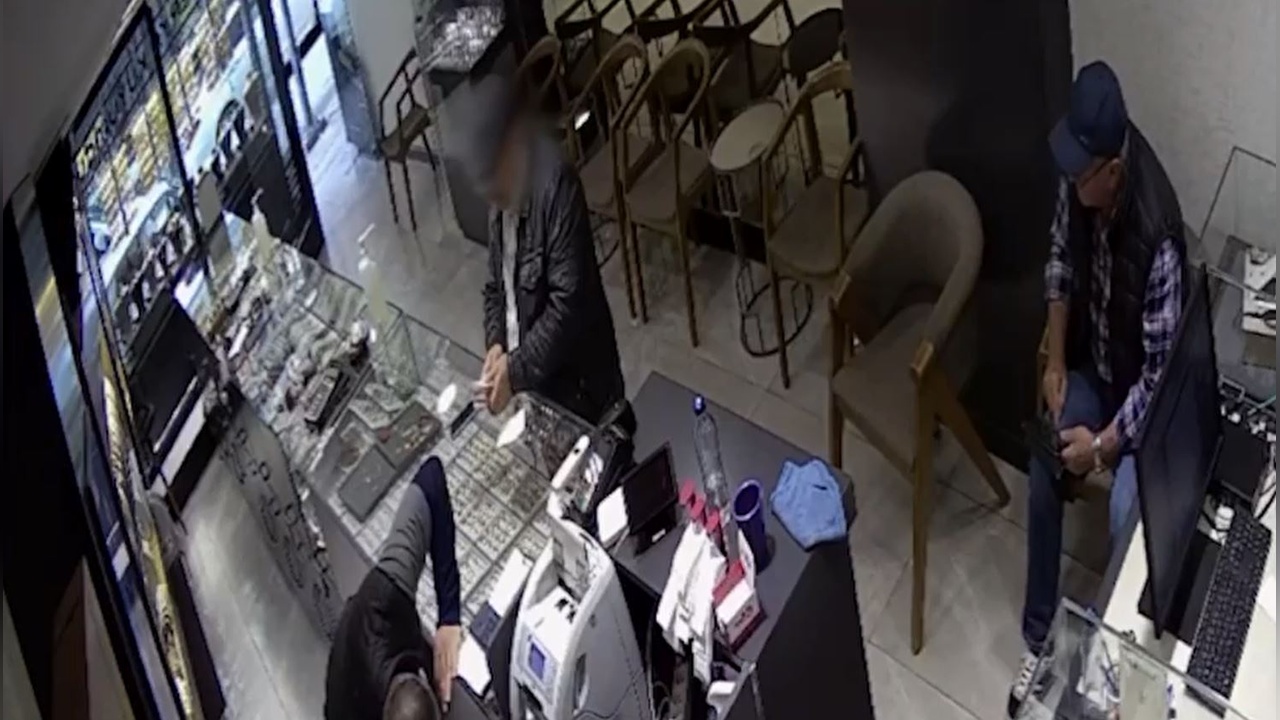 İzmir'de Kuyumculara Sahte Altın Satan 2 Şüpheli Yakalandı