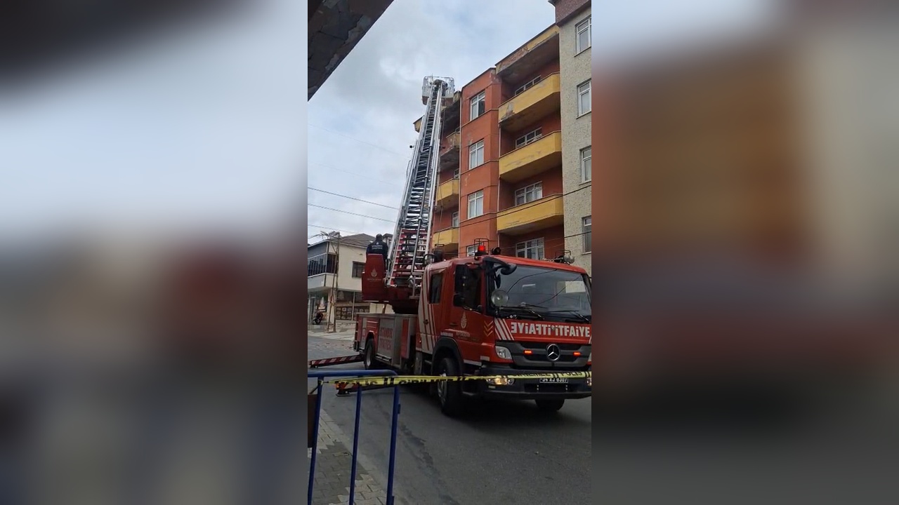 İstanbul Sancaktepe'de Metruk Binanın Balkon Çöktü: Güvenlik Endişeleri Artıyor