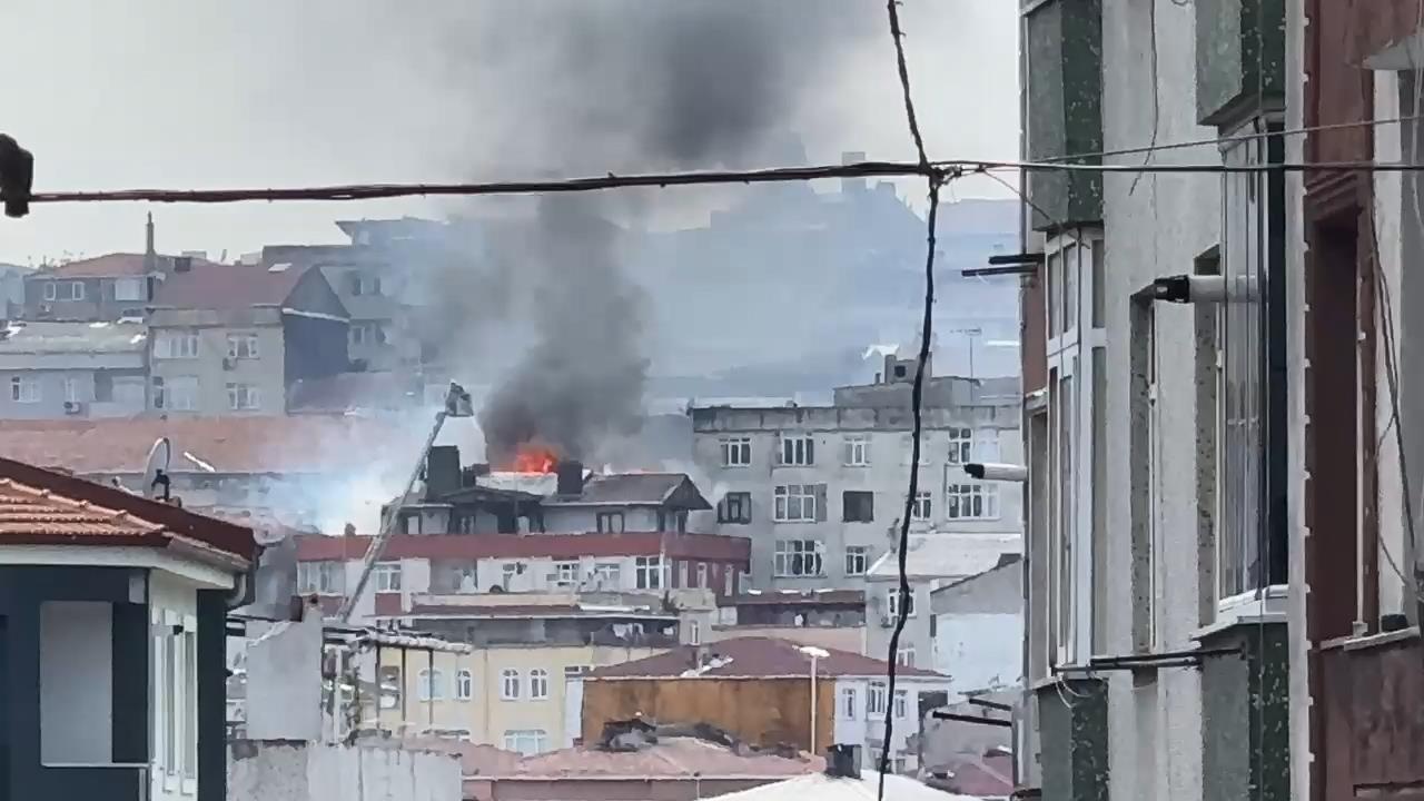 Bağcılar'da Binanın Çatısında Çıkan Yangın Korkuttu