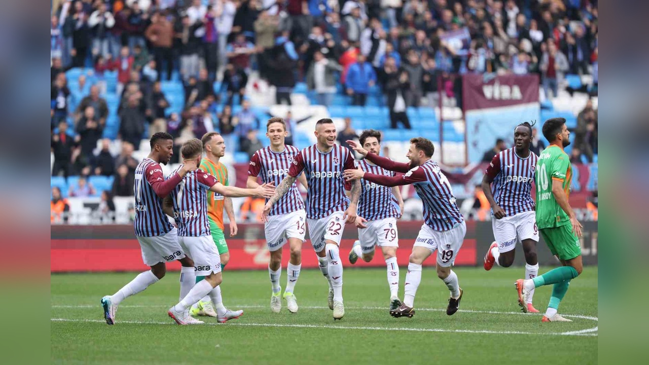 Trabzonspor, Alanyaspor'u İlk Yarıda 4-2'lik Skorla Geçti