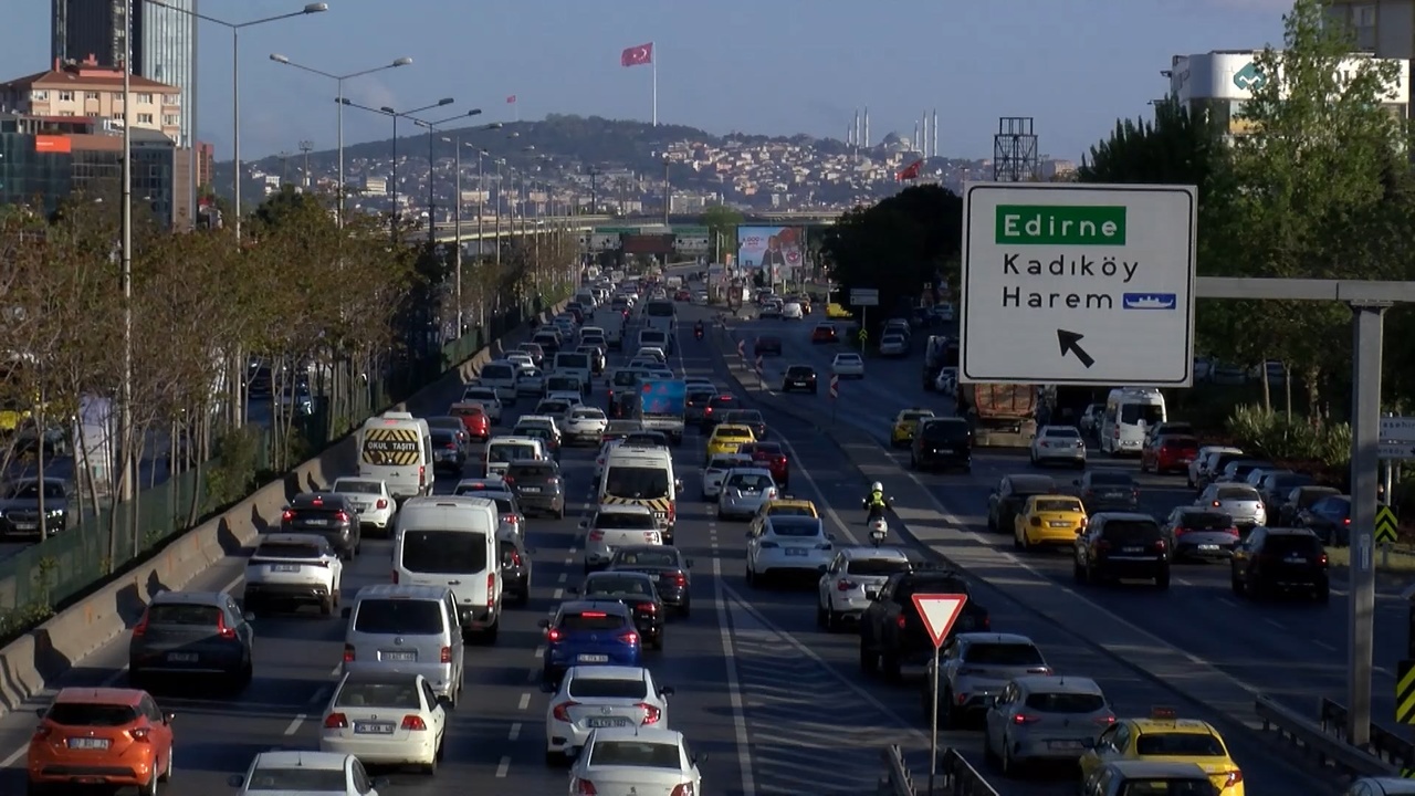 İstanbul'da Trafik Yoğunluğu Artıyor: Sürücüler Zor Anlar Yaşıyor