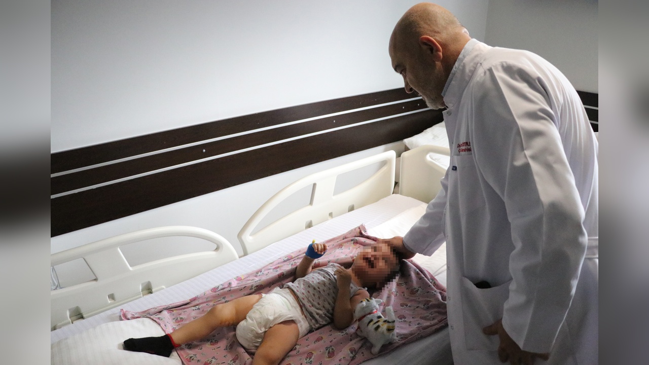Yanağından Alınan Doku ile 2 Yaşındaki Çocuğa Yeni İdrar Kanalı Yapıldı