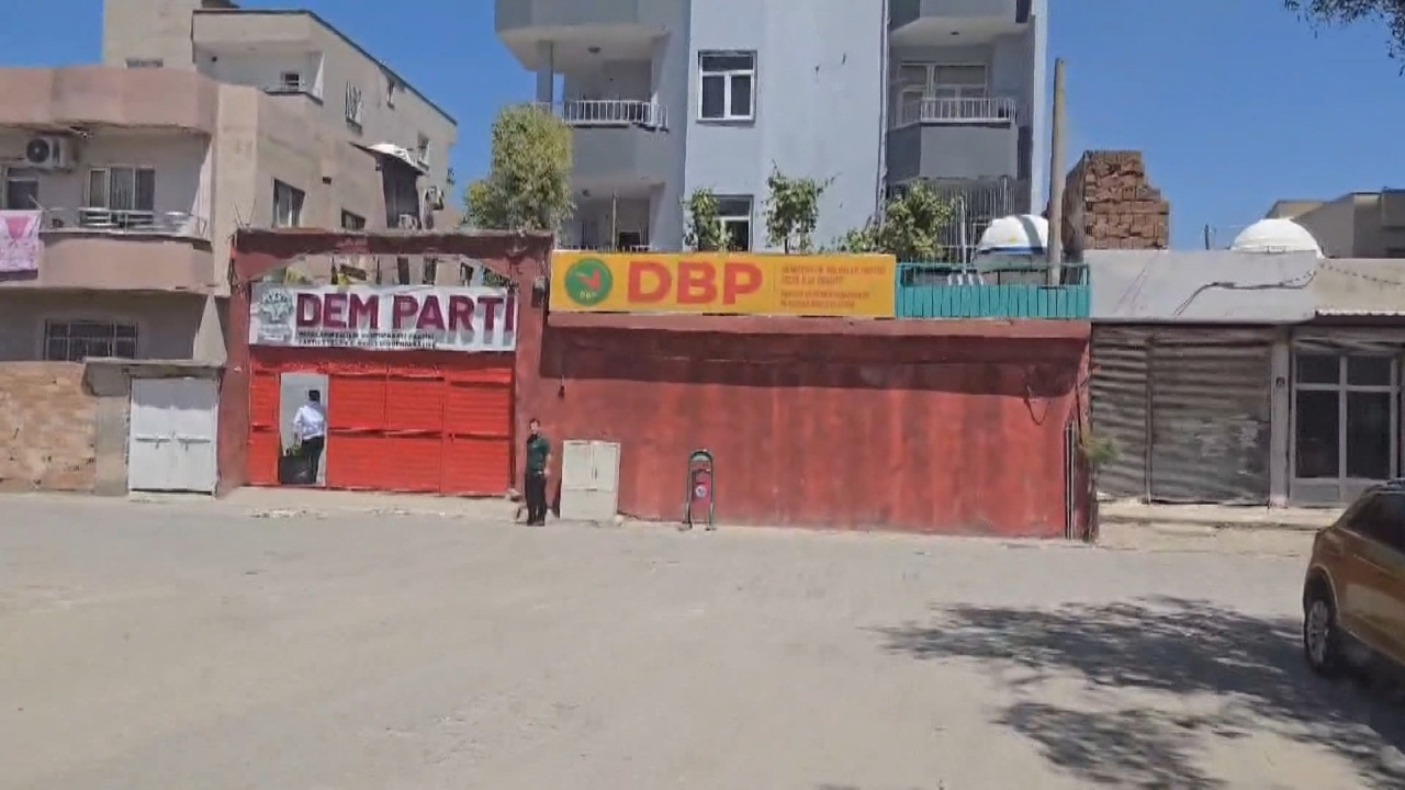 Cizre'de DEM Parti İlçe Teşkilatı Binasında Çıkan Yangın Kontrol Altına Alındı
