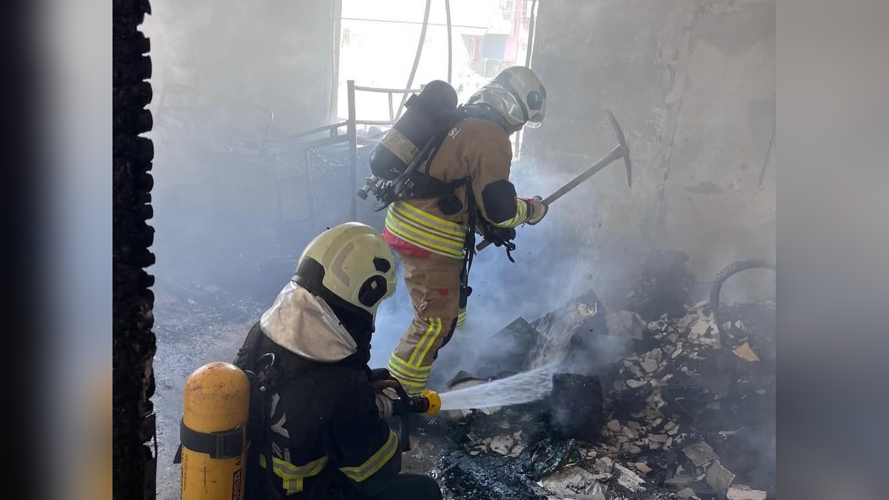 Hatay'da Üç Katlı Binada Yangın: Dört Kişi Dumandan Etkilendi