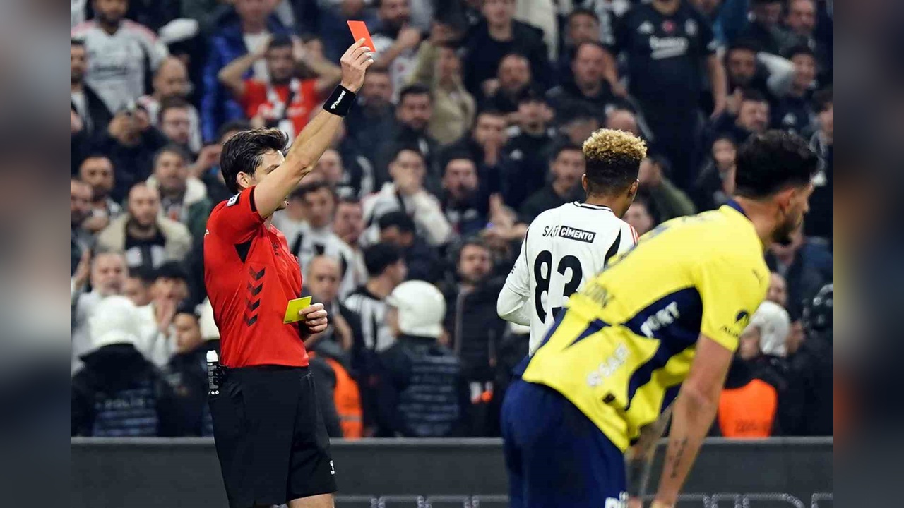 Beşiktaş-Fenerbahçe Rekabetinde Kırmızı Kartlar Öne Çıkıyor