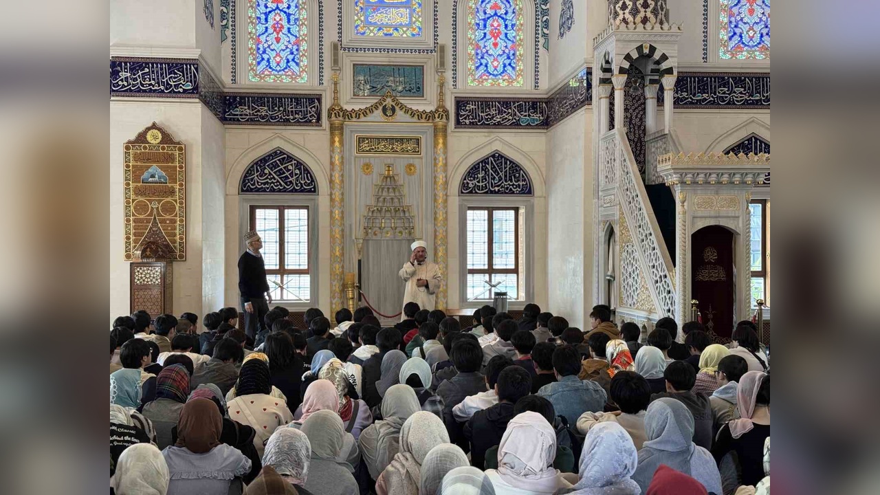 Tokyo Camii, Japonya’daki 350 Lise Öğrencisine İslam Kültürünü Tanıttı