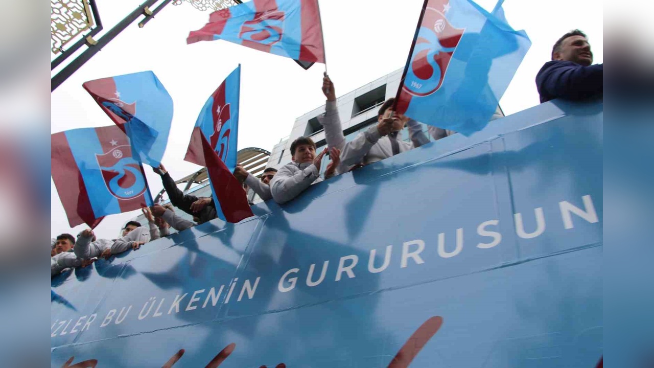 Trabzonspor U19 Takımı Avrupa Şampiyonasında İkincilik Gururunu Taraftarlarıyla Paylaştı