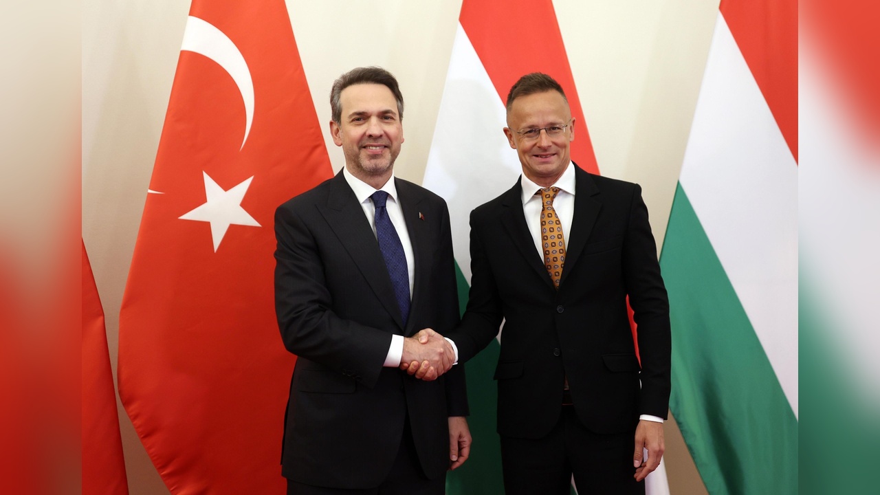Bakan Bayraktar, Macaristan Dışişleri ve Dış Ticaret Bakanı Szijjarto ile Görüştü