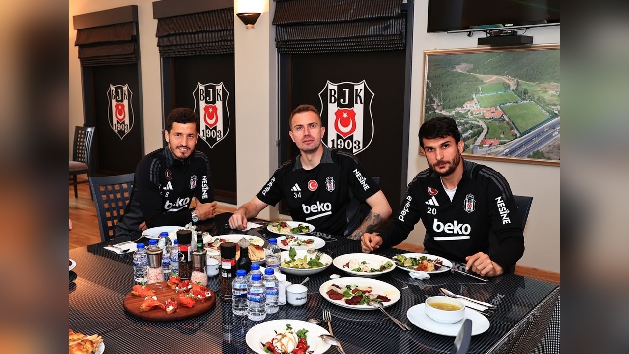 Beşiktaş Başkanı Serdal Adalı Futbol A Takımıyla Bir Araya Geldi